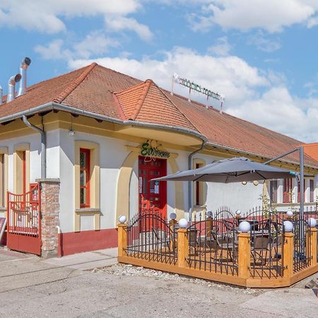 100 Eves Fogado Bed and Breakfast Szatymaz Buitenkant foto