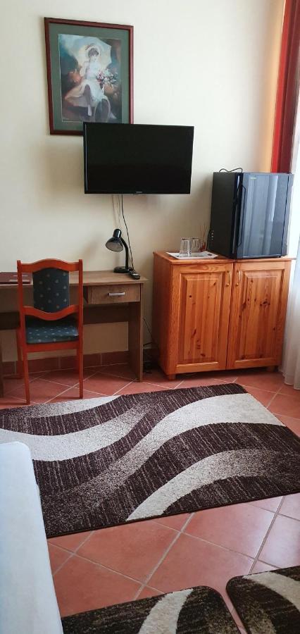 100 Eves Fogado Bed and Breakfast Szatymaz Buitenkant foto