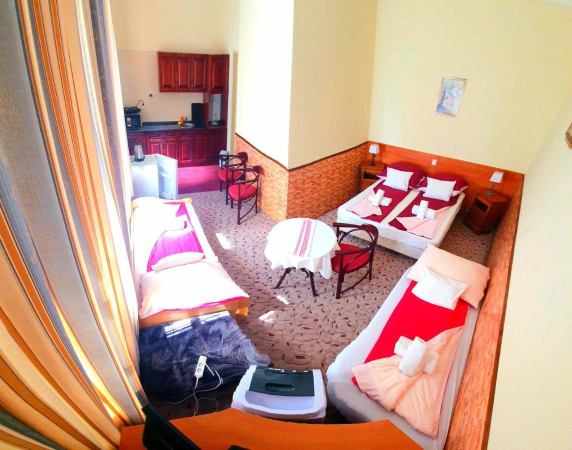 100 Eves Fogado Bed and Breakfast Szatymaz Buitenkant foto