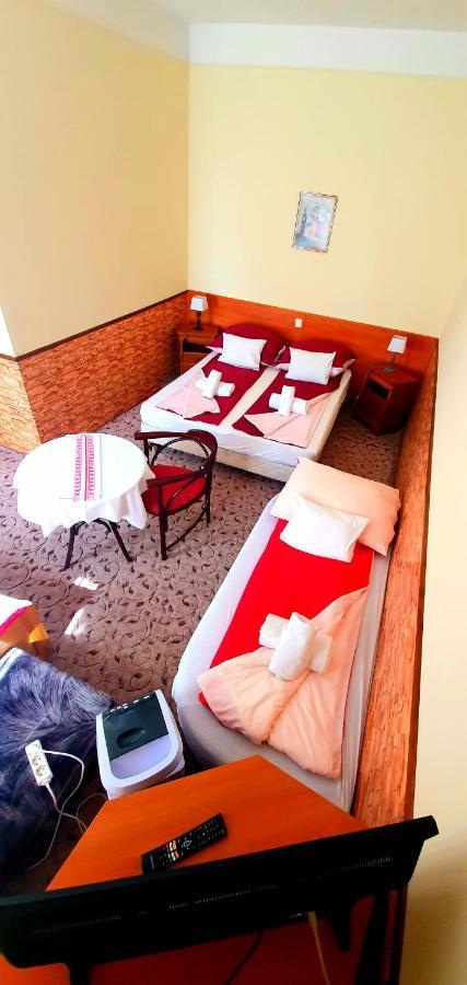 100 Eves Fogado Bed and Breakfast Szatymaz Buitenkant foto