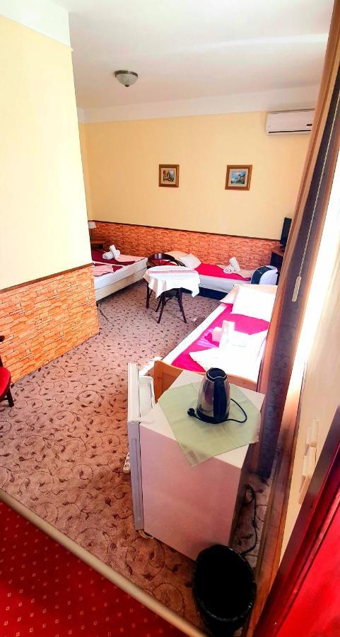 100 Eves Fogado Bed and Breakfast Szatymaz Buitenkant foto