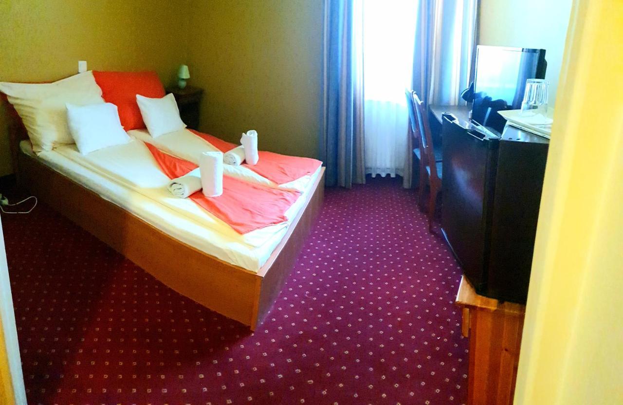 100 Eves Fogado Bed and Breakfast Szatymaz Buitenkant foto