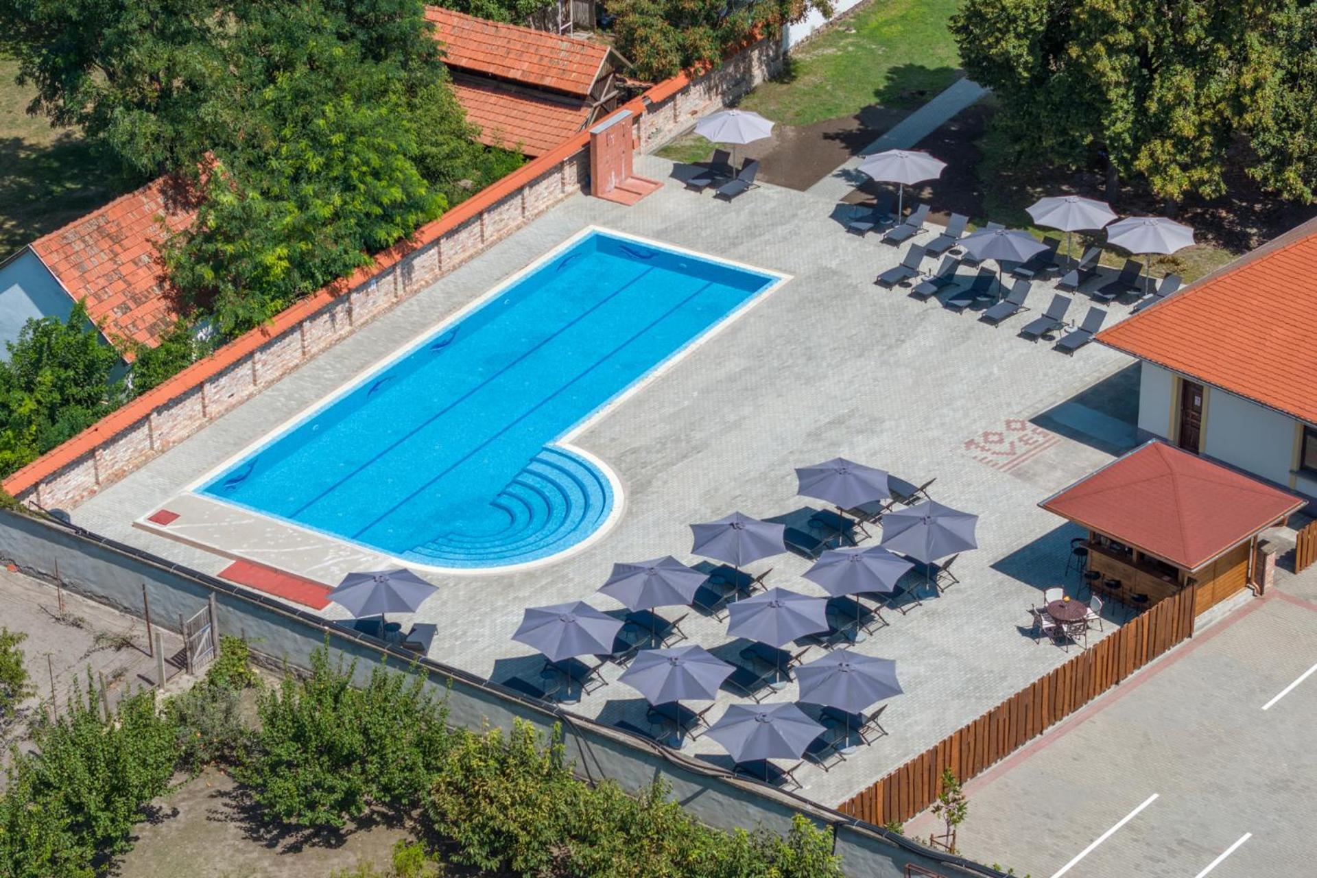 100 Eves Fogado Bed and Breakfast Szatymaz Buitenkant foto