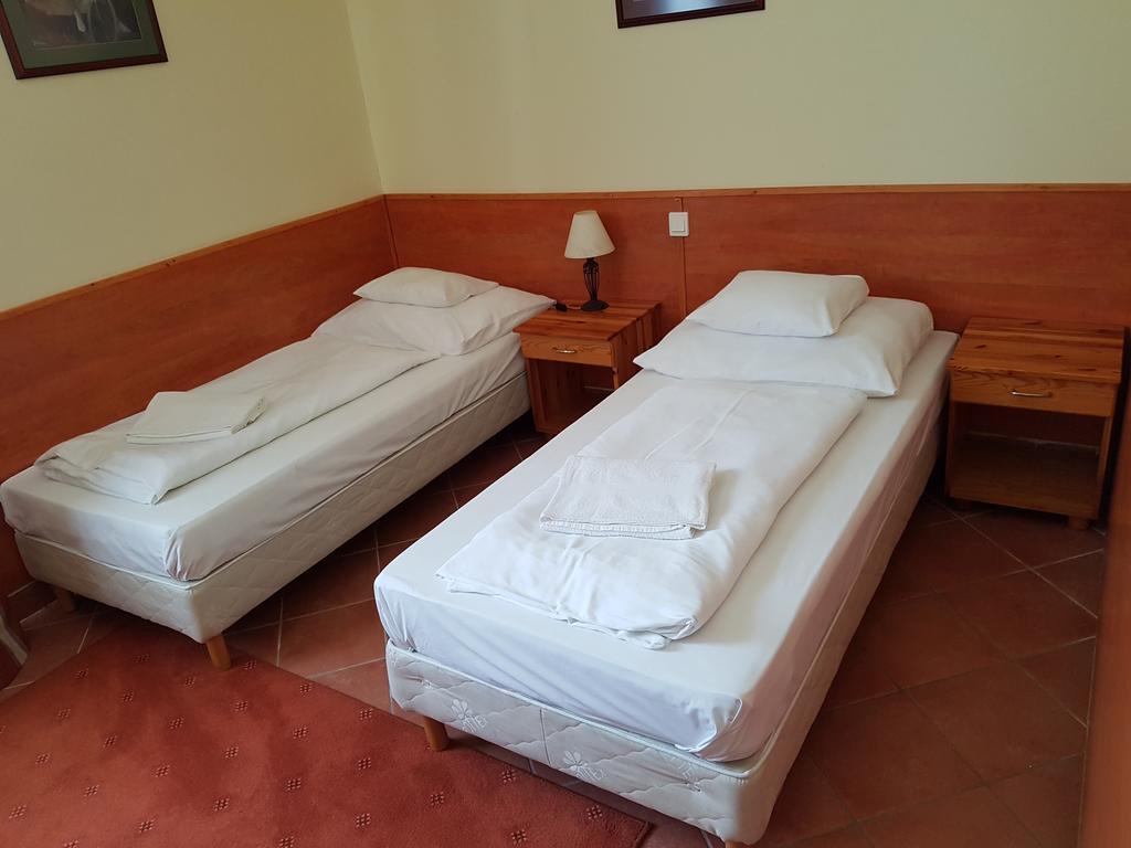 100 Eves Fogado Bed and Breakfast Szatymaz Buitenkant foto