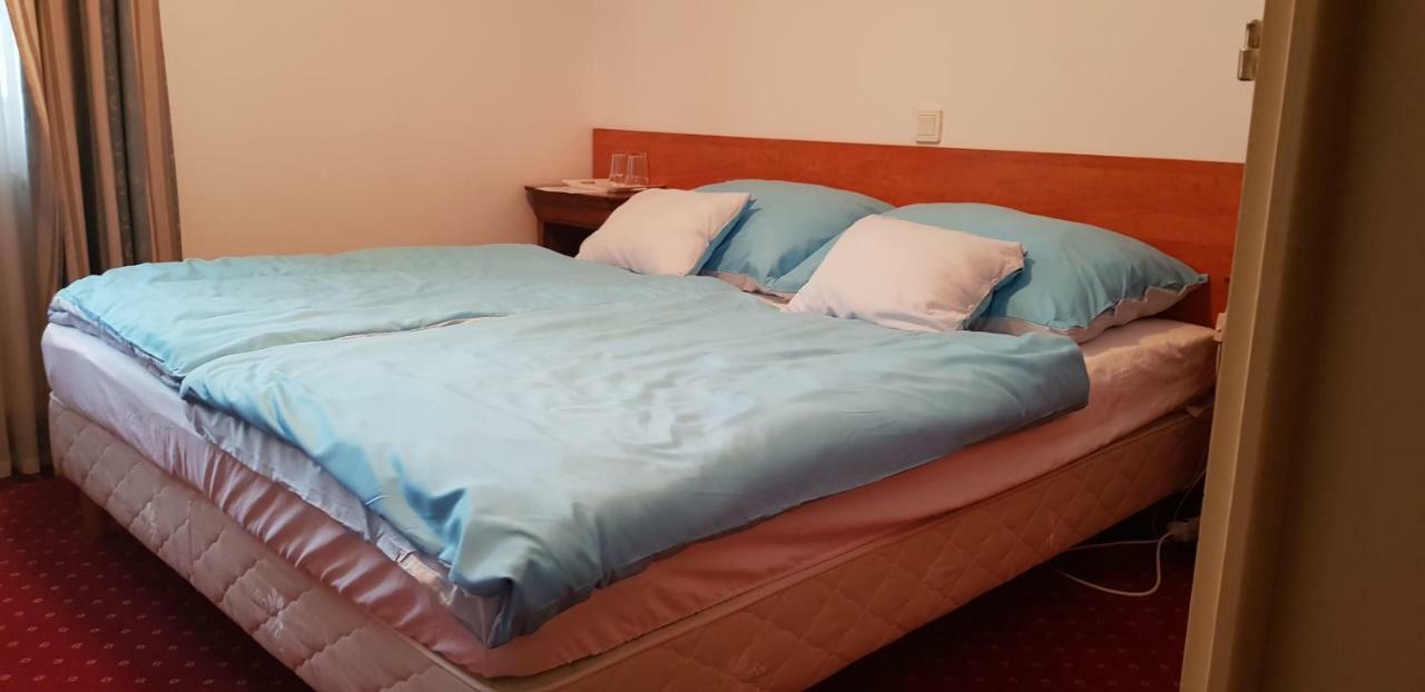 100 Eves Fogado Bed and Breakfast Szatymaz Buitenkant foto