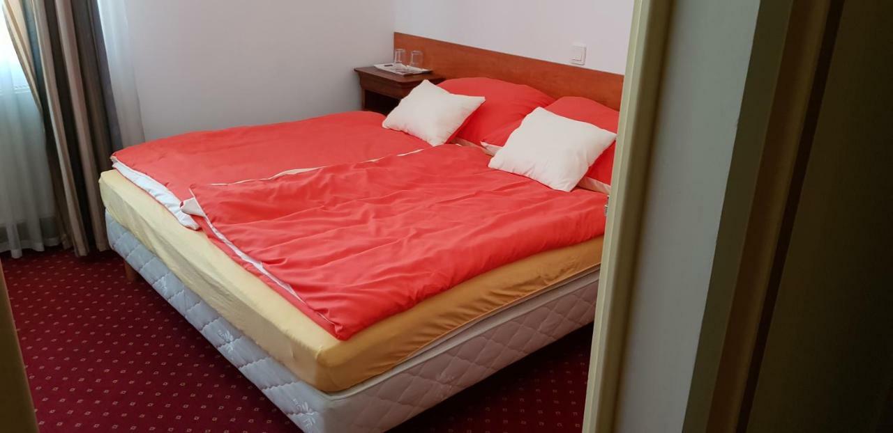 100 Eves Fogado Bed and Breakfast Szatymaz Buitenkant foto