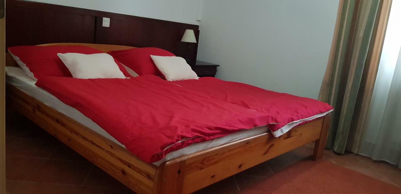100 Eves Fogado Bed and Breakfast Szatymaz Buitenkant foto